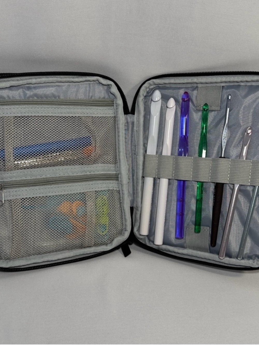 Crochet case with supplies - Picture 2 of 8
